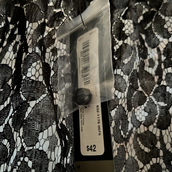 Black mock neck, lace sleeveless blouse. New with tags! 💕 - Picture 4 of 6